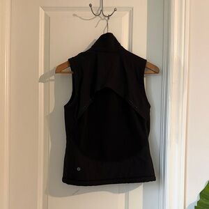 Fast and free fleece vest.Loose fit. I fit a size 6 Lululemon define jacket.